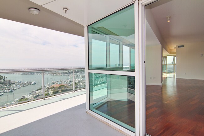 Building Photo - 13600 MARINA POINTE Dr