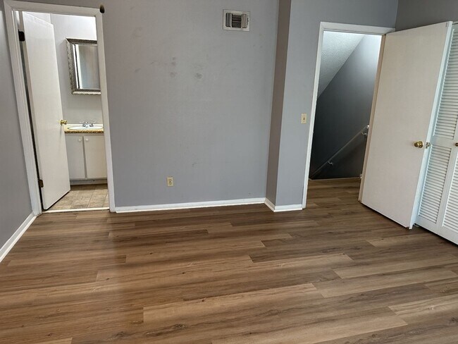 Building Photo - 11 Knollwood Cir