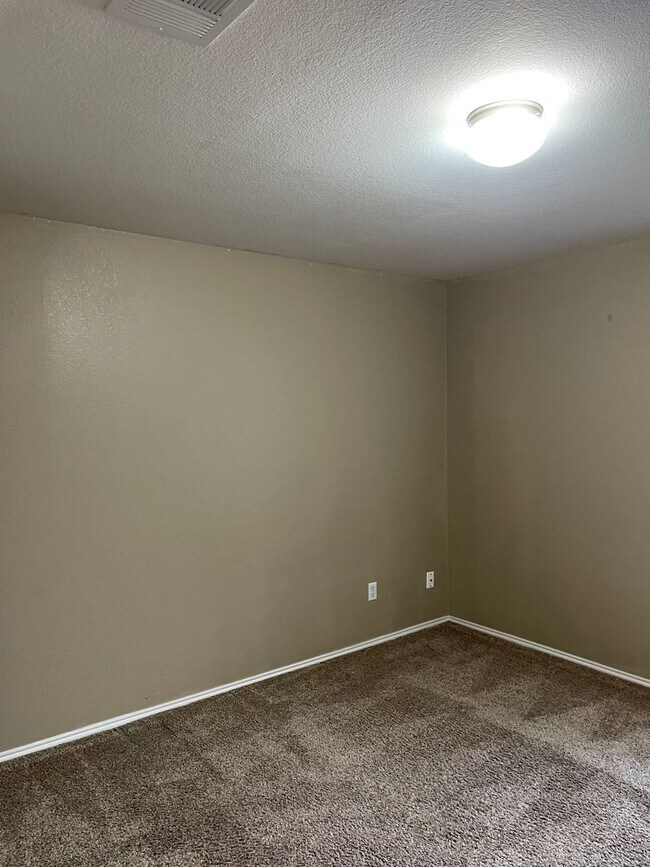Building Photo - Available Now! Spacious & Well-Maintained ...