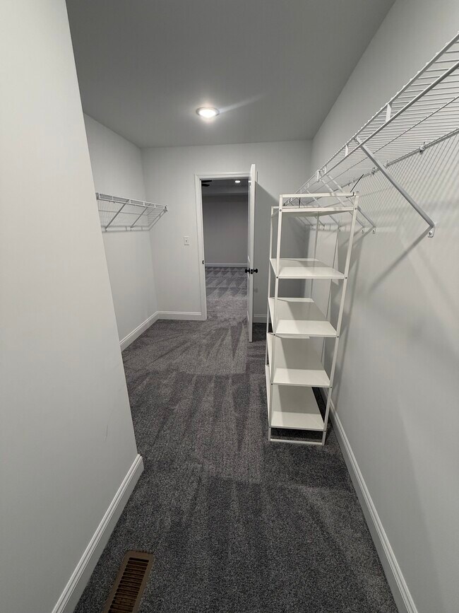 Building Photo - 156 Far Meadow Dr