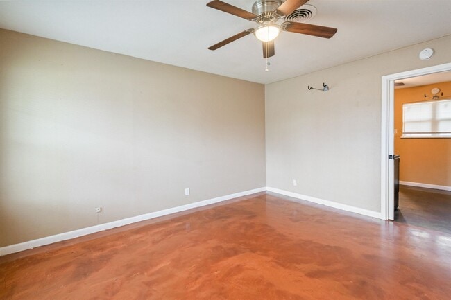 Building Photo - 1104 N Bedell Ave