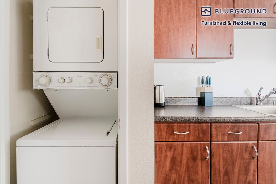 Building Photo - 1600 Villa St