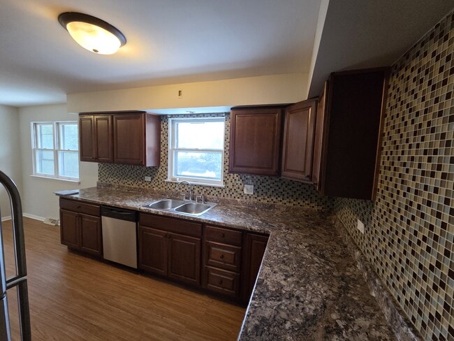 Building Photo - 1311 Kenmore Ave