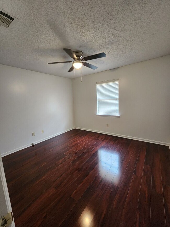 Building Photo - 908 Primrose Ln