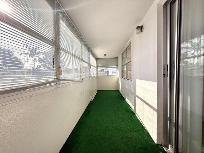 Building Photo - 241 Sheffield J