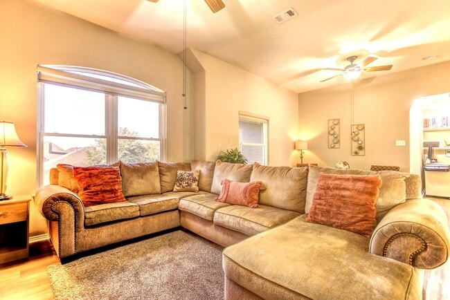 Building Photo - Beautifully Maintained 4 bed/3bath 2 Story...