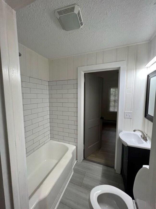 Building Photo - Beautiful Remodeled Apartment 2 Bedroom 1 ...