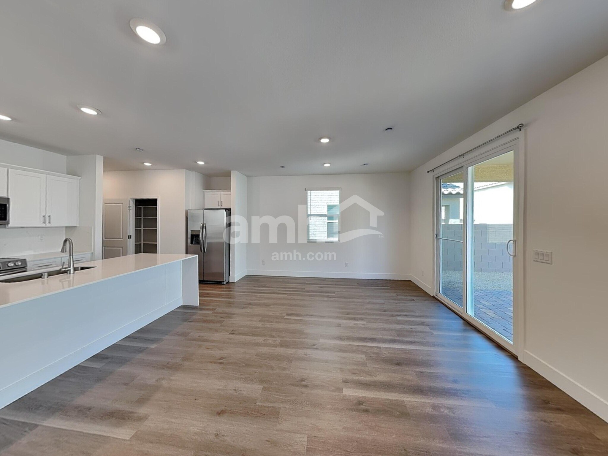 Building Photo - 5864 Vaes Dothrak St