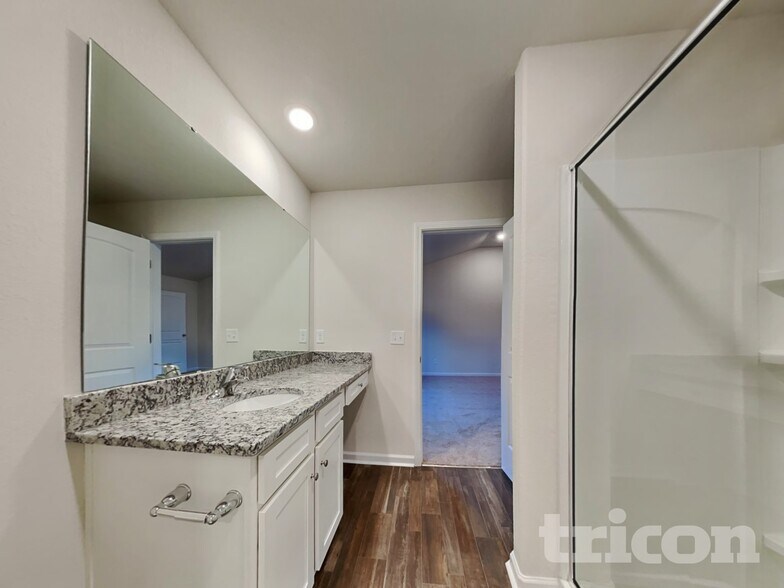 Building Photo - 2136 Southlea Dr