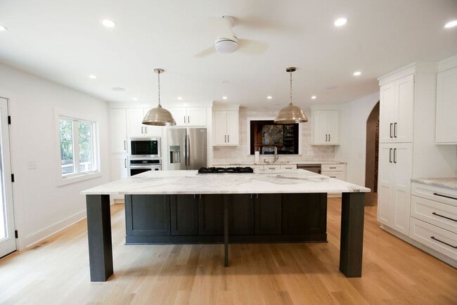 Building Photo - Available 6/15. Stunning, Fully-Rennovated...