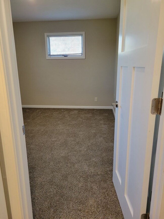 Building Photo - 1 Bedroom Triplex Unit