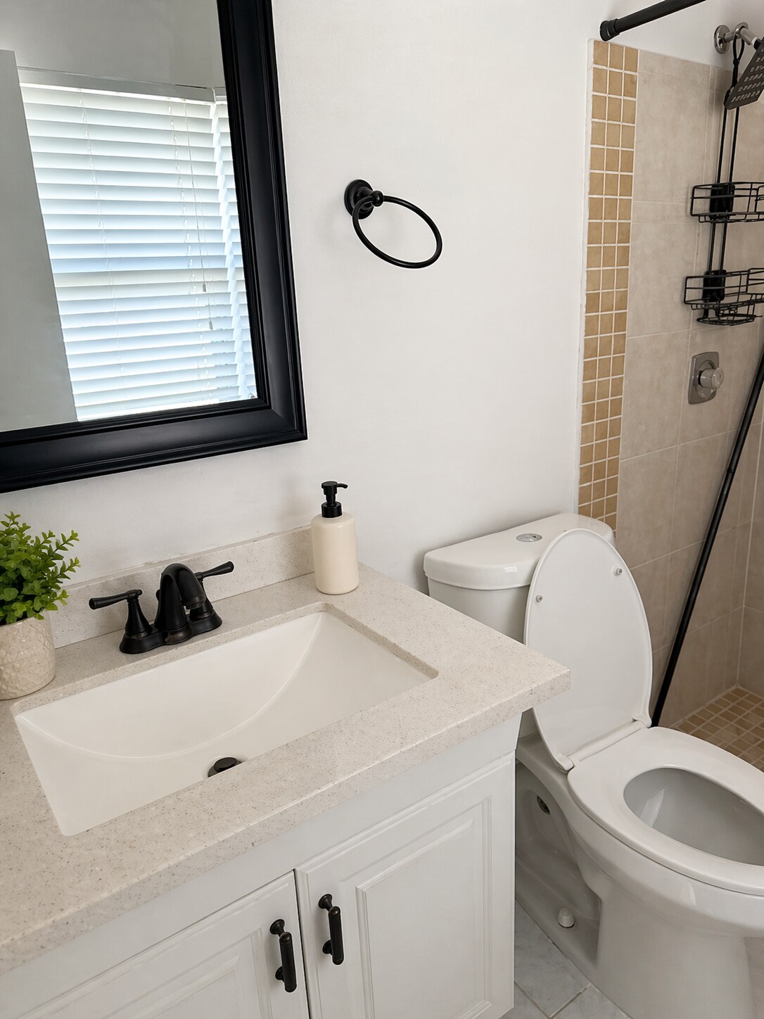 Building Photo - 9448 Saddlebrook Dr