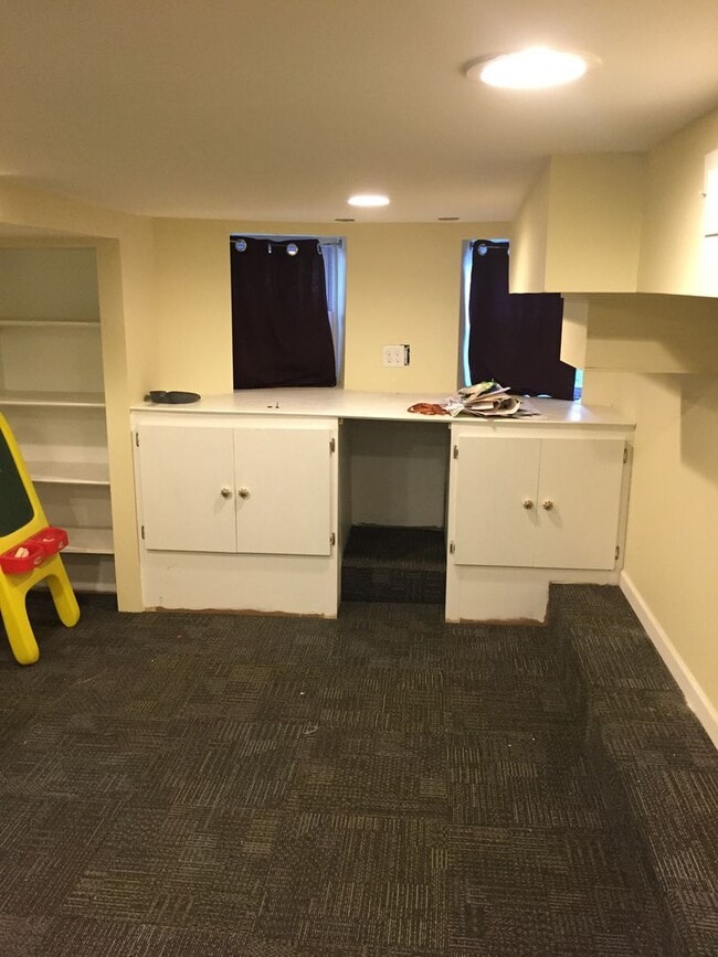 Building Photo - 3 bedroom row house located in desirable H...