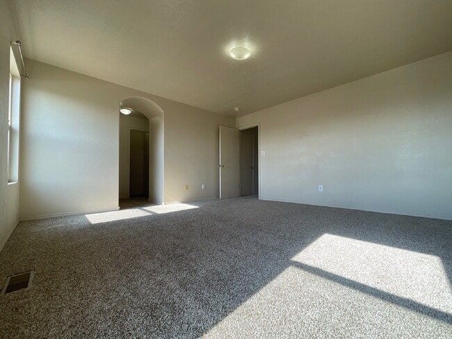 Building Photo - Two story 3 bedroom!