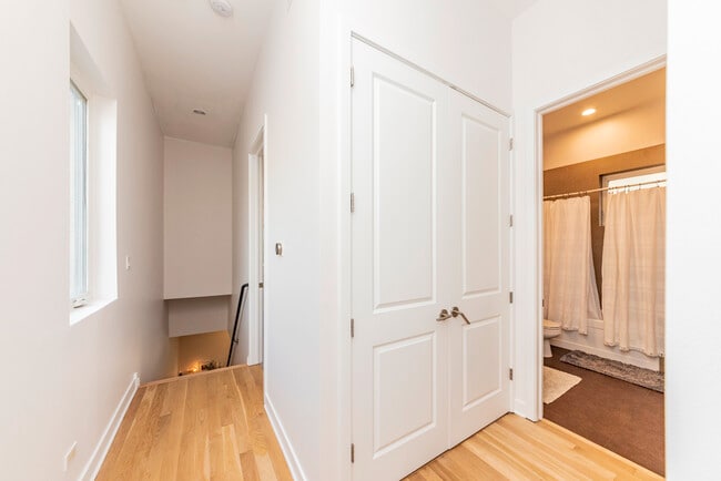 Building Photo - 1916 N Kedzie Ave