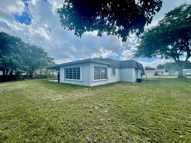 Building Photo - 1160 SW 69th Ave