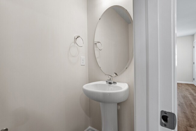 Building Photo - 3 bd 2.5 Ba Townhouse