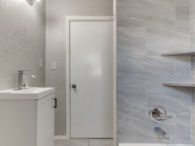 Building Photo - Renovated 3-bedroom, 2-bath home located in the heart of Edmond!