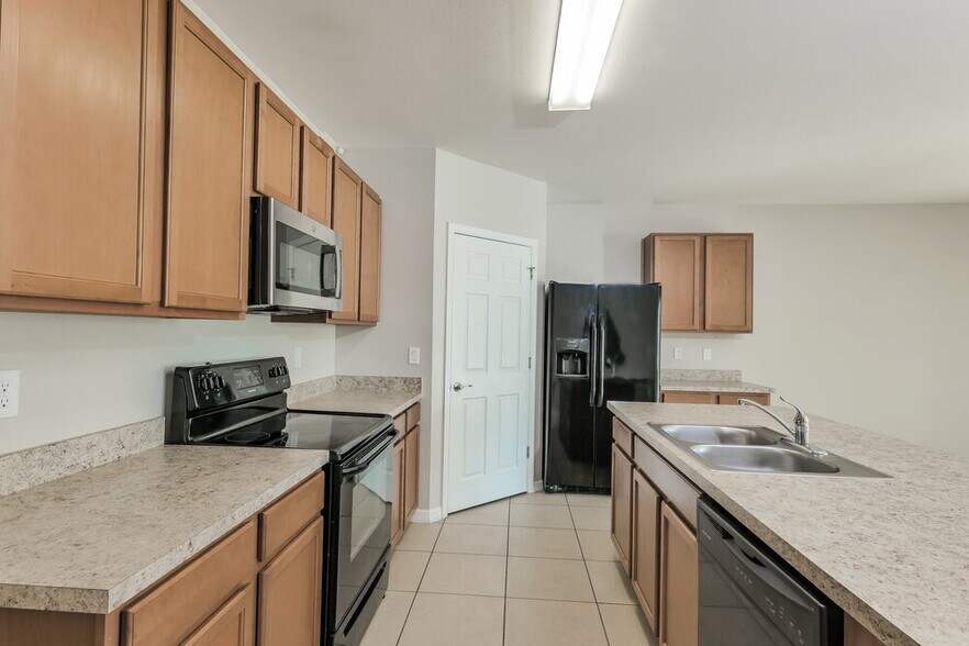 Building Photo - 4413 SW 15th Ave