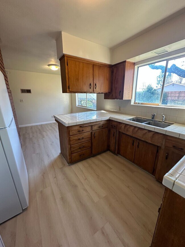 Building Photo - SPACIOUS MULTI-STORY 4 BEDROOM 2.5 BATHROOM HOME IN ANDERSON