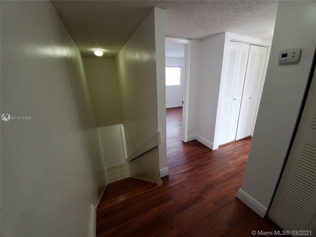 Building Photo - 9363 Fontainebleau Blvd