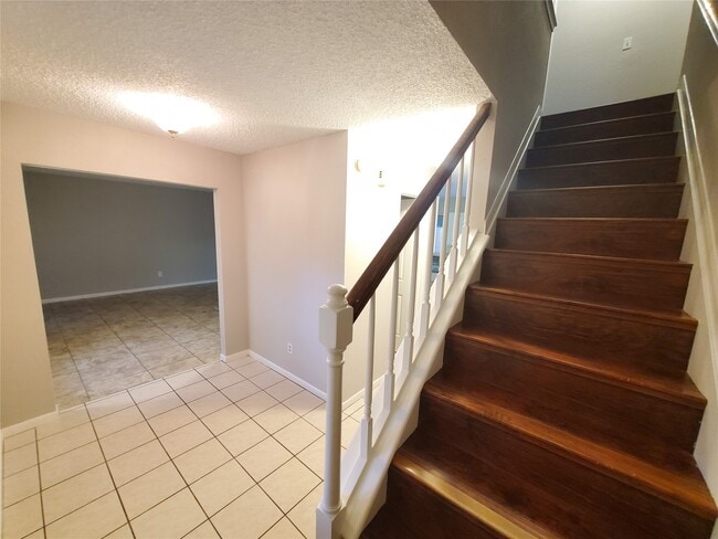 Building Photo - 3323 Green Fields Dr