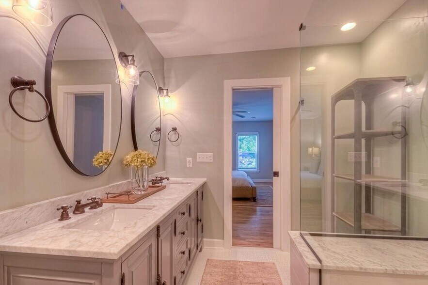 Master bath - 408 Woodland Shores Rd