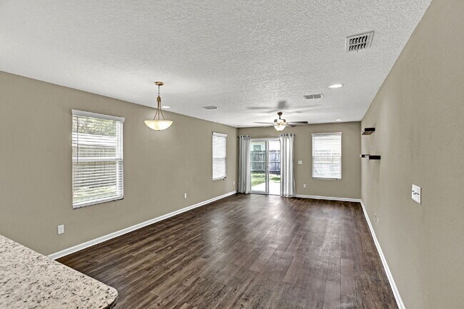 Building Photo - Like new 4 bedroom 2 bath home for rent.