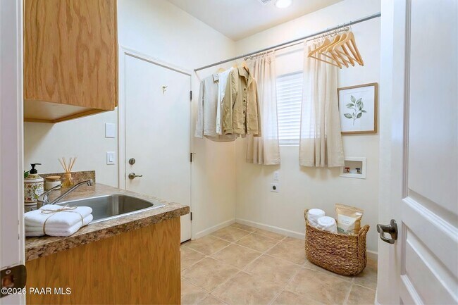 Building Photo - 988 Louie St