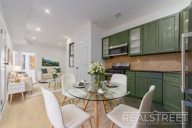 Primary Photo - GIANT 3+ BED 3 BATH DUPLEX WITH BACKYARD I...