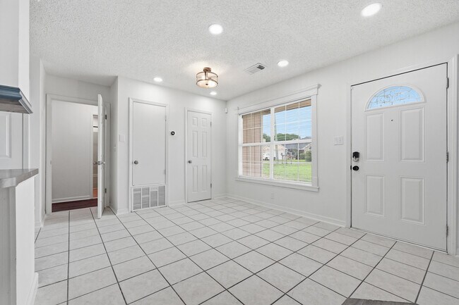 Building Photo - 32 Cascabellas St