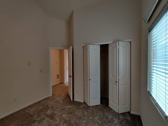Building Photo - PENDING APPLICATION; Townhome w/ New Paint