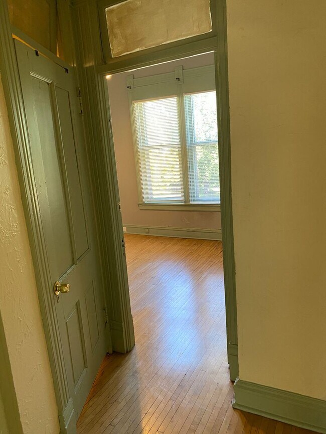 Building Photo - In the Heart of Dinkytown - Amazing 6 bedroom Victorian Rental Home,  Fall 2026!