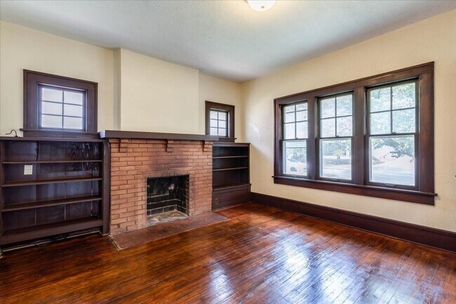 Building Photo - 321 Chautauqua