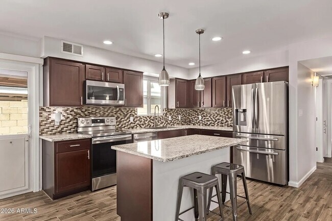 Building Photo - 3710 E Altadena Ave