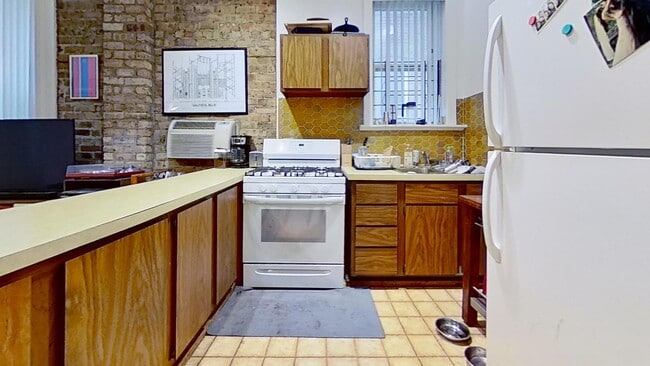 Building Photo - 739 W Briar Pl