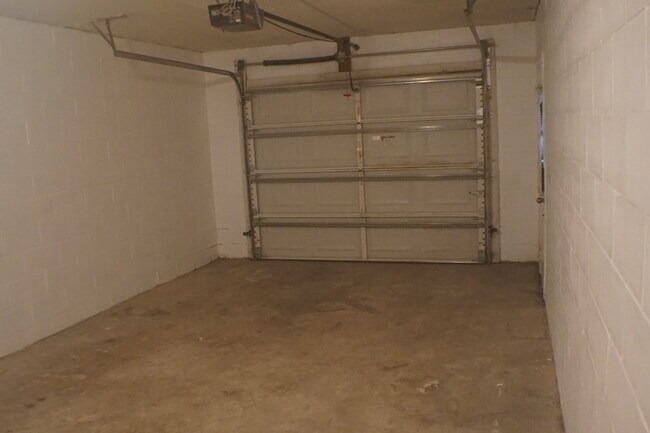 Building Photo - 6158 Sandcrest Cir