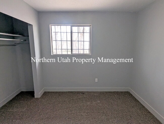 Building Photo - 4 Bed, 2 Bath