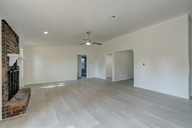 Building Photo - 11601 Matthews Ave
