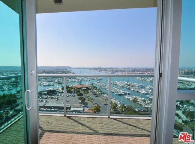 Building Photo - 13700 Marina Pointe Dr