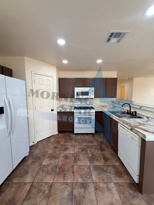 Building Photo - Inviting 3 bedroom 2.5 bath waiting to be ...