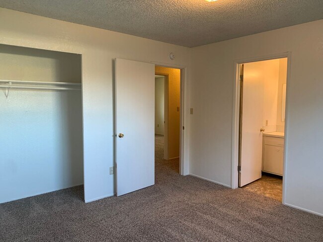 Building Photo - 4 bedroom home in convenient location on Alta Mesa Dr.