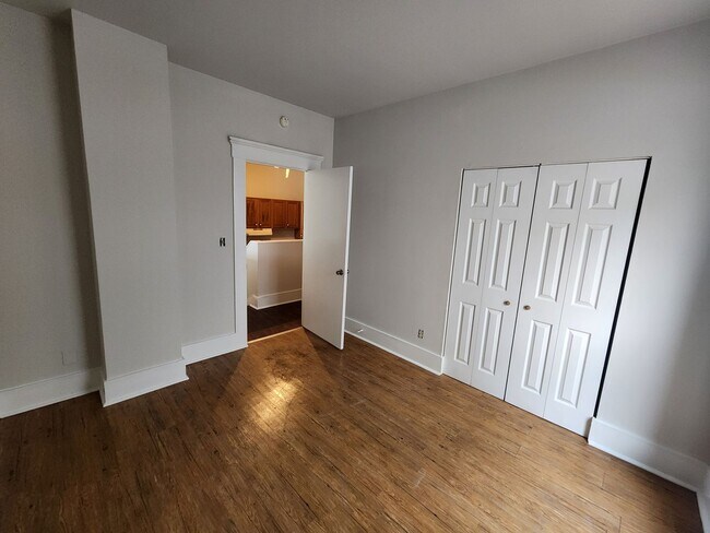 Building Photo - Light and Airy 2 bedroom 1 bathroom apartm...