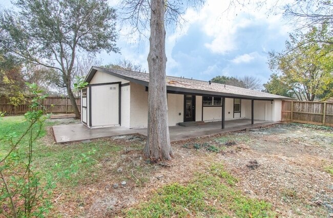 Building Photo - 15411 Sierra Valle Dr