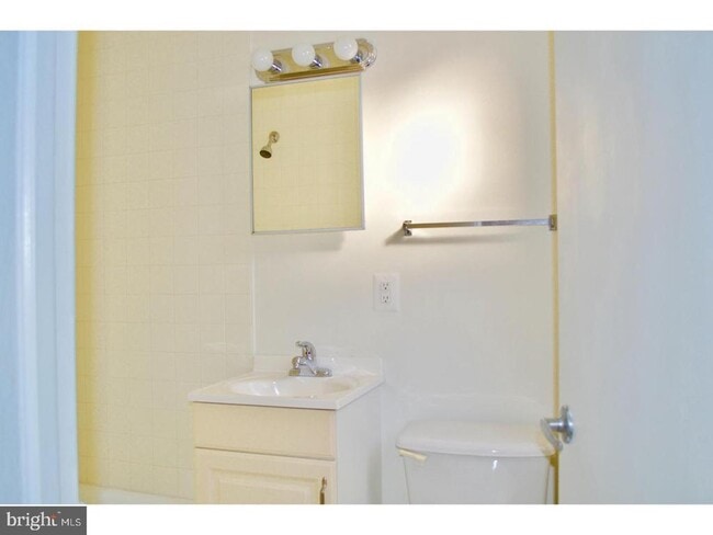 Building Photo - 332 S 17th St