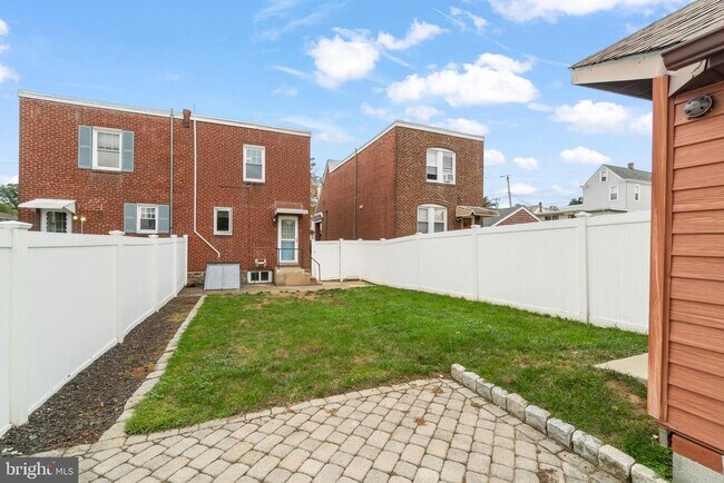 Building Photo - 15 Elm Ave