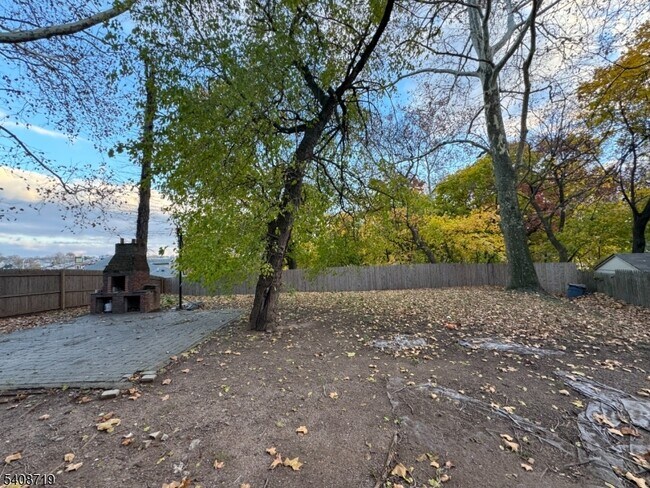 Building Photo - 40 Hinsdale Pl