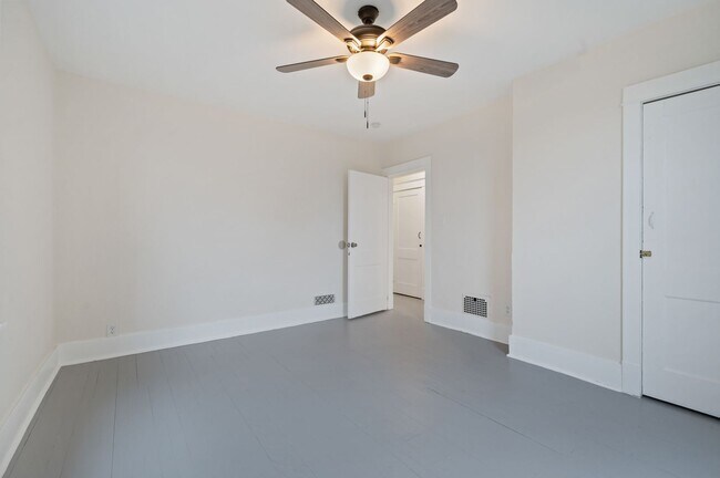 Building Photo - Newly Renovated 3 Bed, 1 Bath Home - Conveniently Located, Central AC & Heat - Available NOW in B...