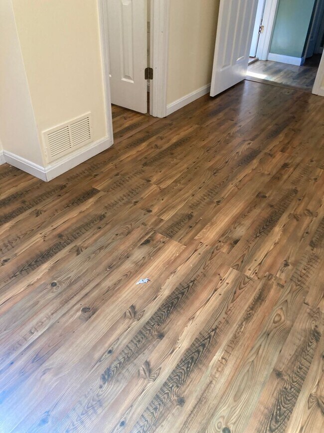 Building Photo - **Backyard offers Country Setting in City ...