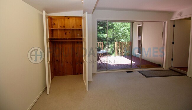 Building Photo - Mountain View Retreat in the Heart of Fairfax- 3BD/1BA Home with Expansive Deck- FOUNDATION